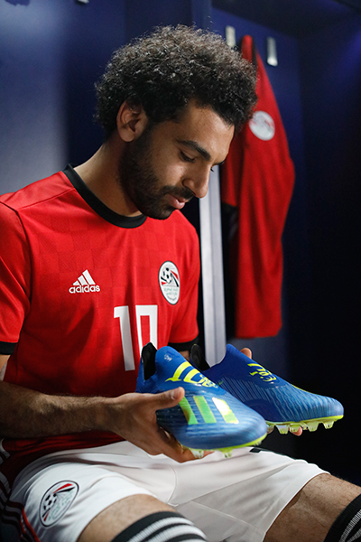 أديداس تصنع ذكريات كأس: تضيء برج خليفة خلال كاس العالم وتعرض حذاء محمد صلاح في متجر أديداس دبي مول